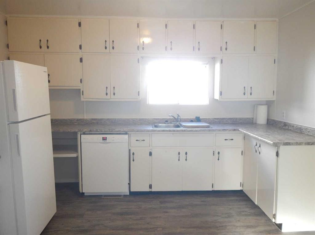 10829 106 Avenue, Fairview, AB - Indoor Photo Showing Kitchen With Double Sink