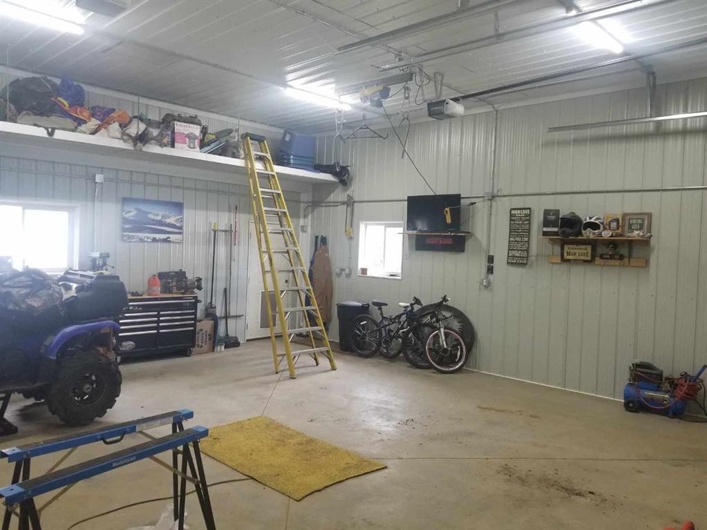 4904 52 St, Grimshaw, AB - Indoor Photo Showing Garage