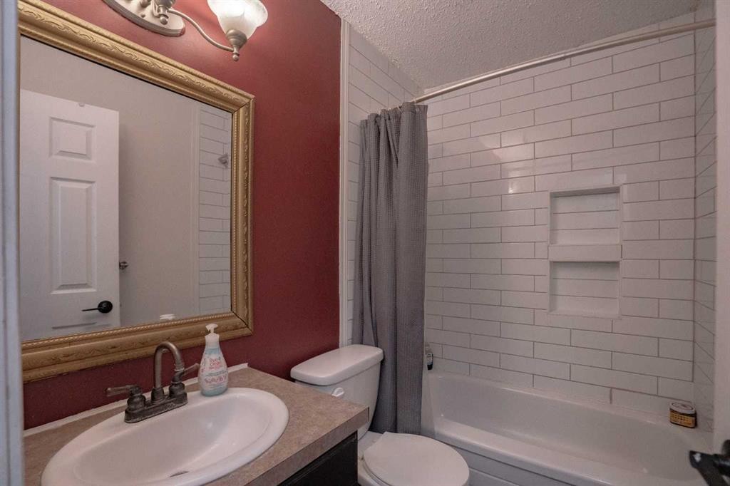 5210 54A Ave, Berwyn, AB - Indoor Photo Showing Bathroom