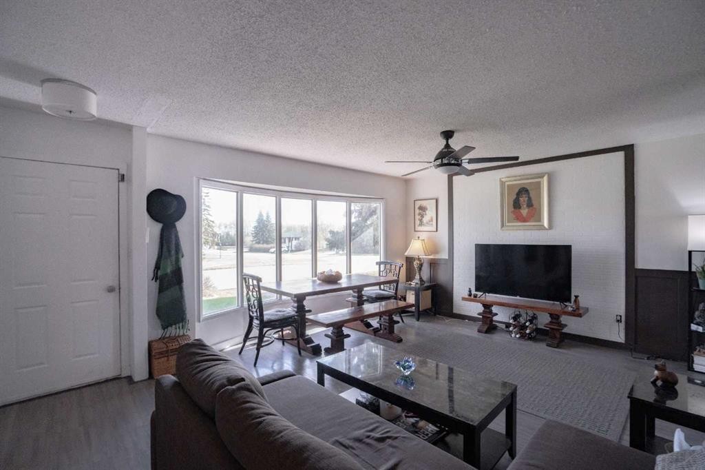 5210 54A Ave, Berwyn, AB - Indoor Photo Showing Living Room