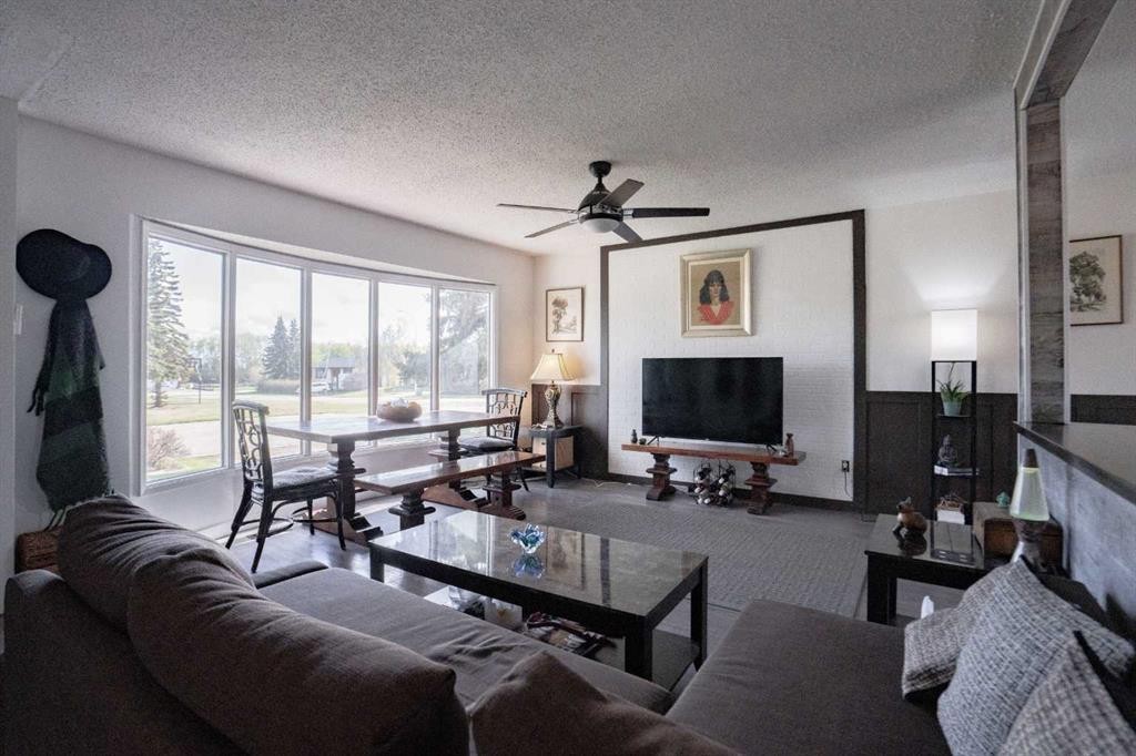 5210 54A Ave, Berwyn, AB - Indoor Photo Showing Living Room