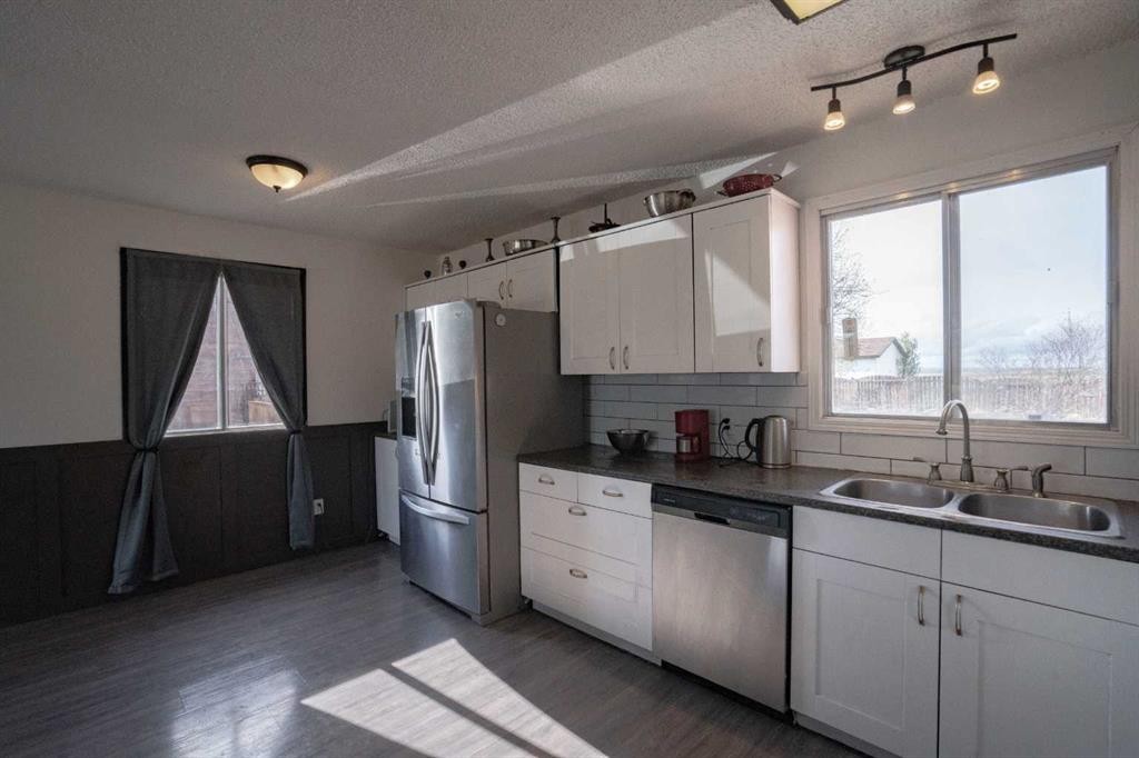 5210 54A Ave, Berwyn, AB - Indoor Photo Showing Kitchen With Double Sink