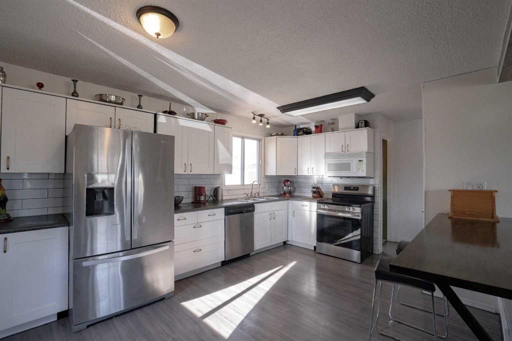 5210 54A Ave, Berwyn, AB - Indoor Photo Showing Kitchen With Stainless Steel Kitchen