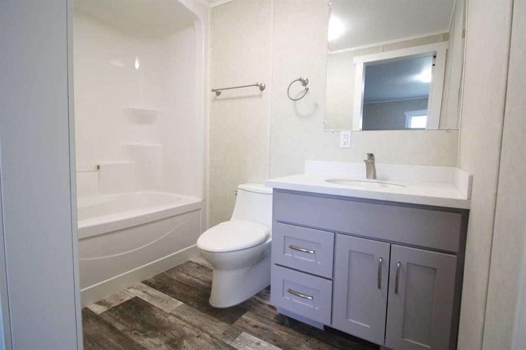 32 Deerglen, High Level, AB - Indoor Photo Showing Bathroom