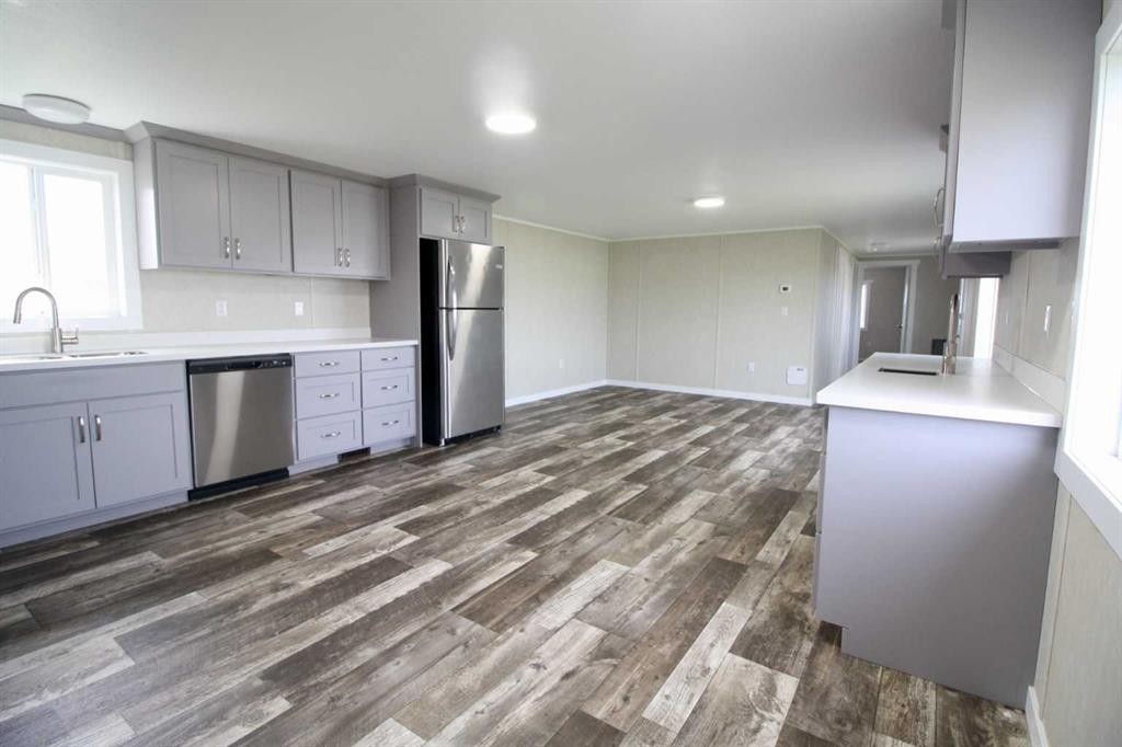 32 Deerglen, High Level, AB - Indoor Photo Showing Kitchen
