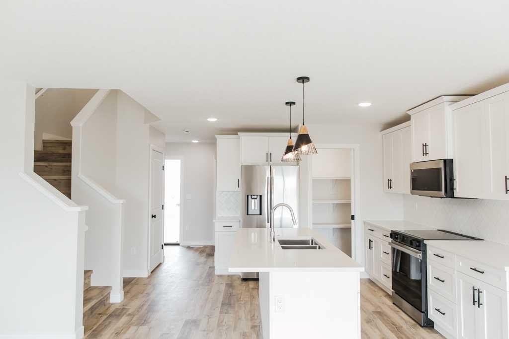 9522 114 Avenue, Clairmont, AB - Indoor Photo Showing Kitchen With Stainless Steel Kitchen With Double Sink With Upgraded Kitchen