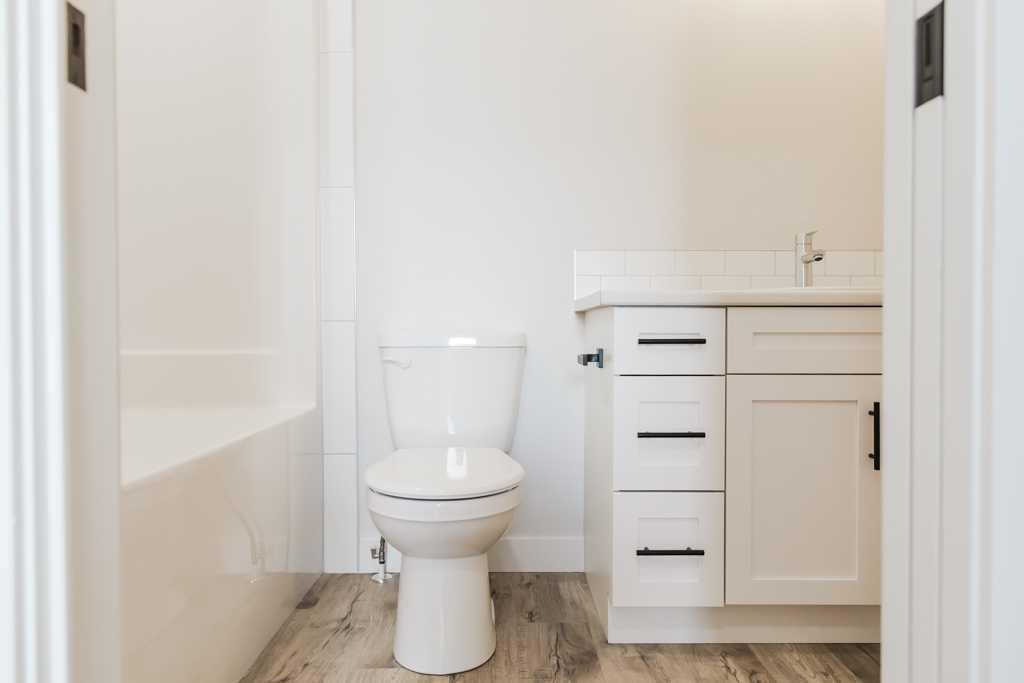 9522 114 Avenue, Clairmont, AB - Indoor Photo Showing Bathroom