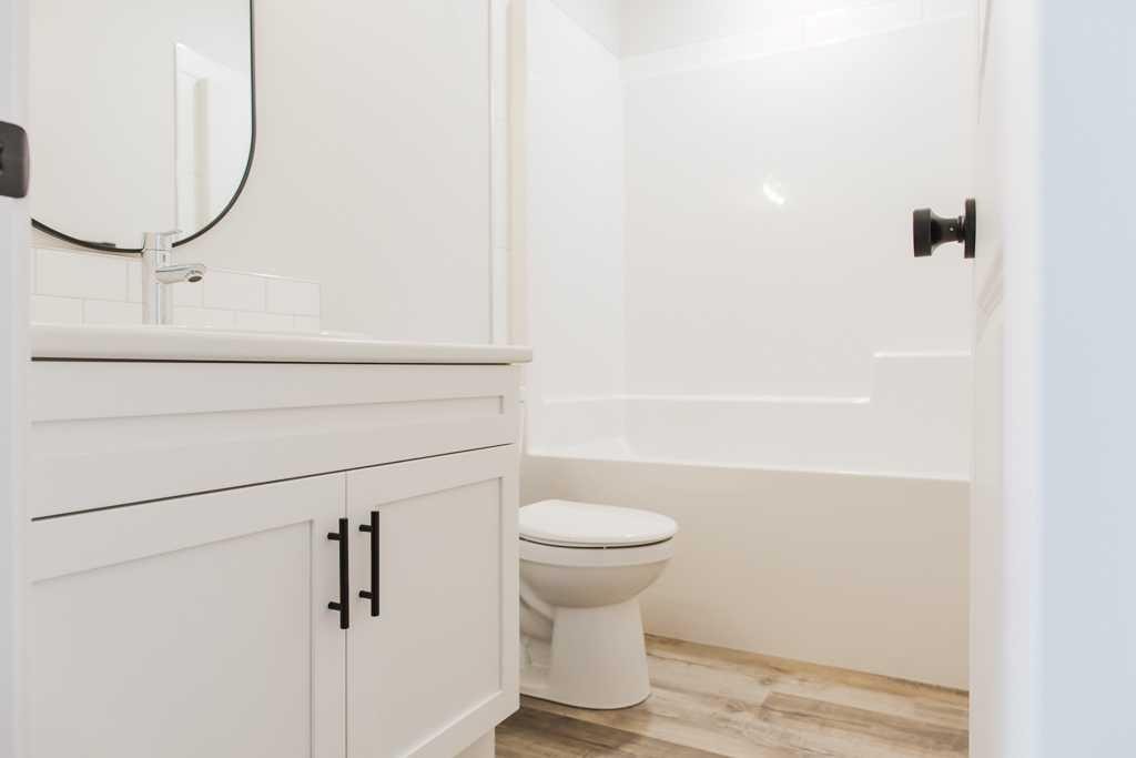 9522 114 Avenue, Clairmont, AB - Indoor Photo Showing Bathroom
