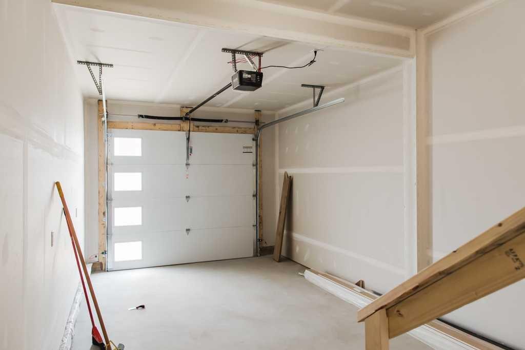 9522 114 Avenue, Clairmont, AB - Indoor Photo Showing Garage