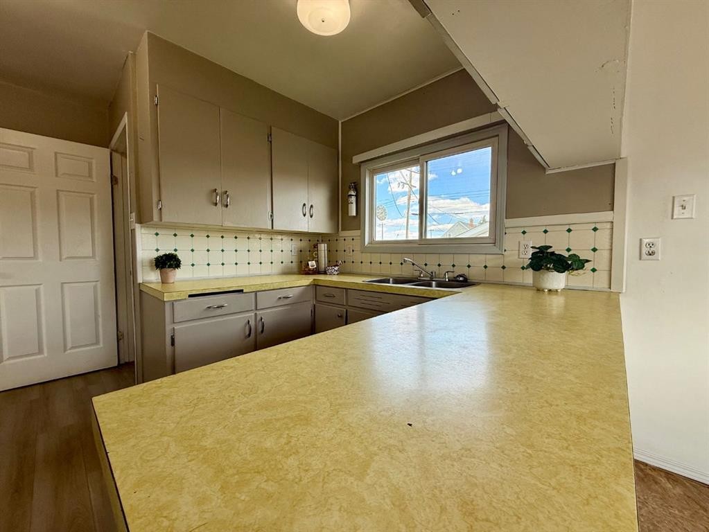 4643 52 Street, Rycroft, AB - Indoor Photo Showing Kitchen With Double Sink