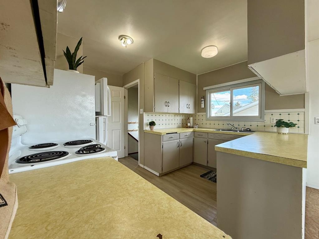 4643 52 Street, Rycroft, AB - Indoor Photo Showing Other Room