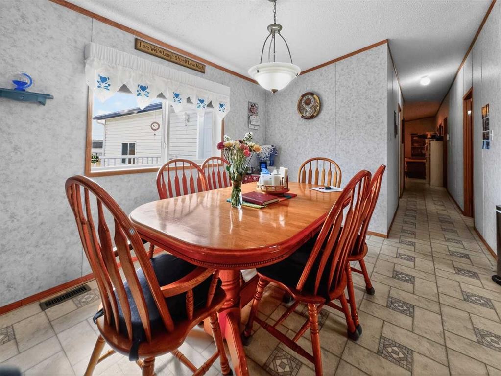 10202 Homestead Way, La Crete, AB - Indoor Photo Showing Dining Room