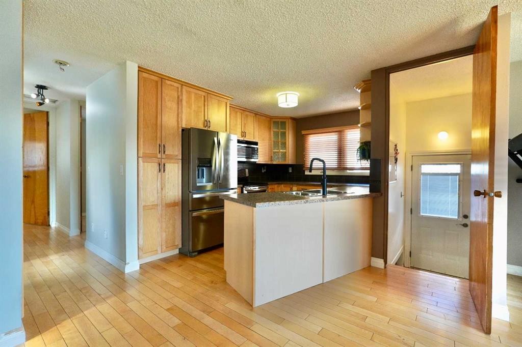 9618 80 Avenue, Peace River, AB - Indoor Photo Showing Kitchen