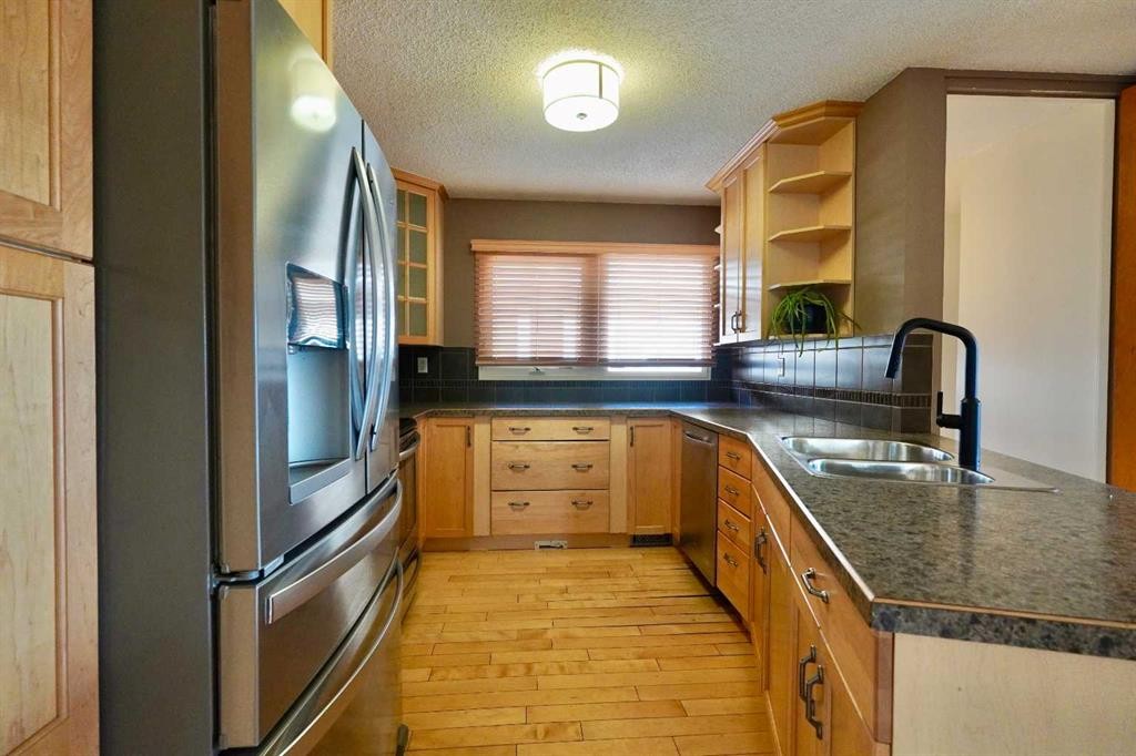 9618 80 Avenue, Peace River, AB - Indoor Photo Showing Kitchen With Double Sink