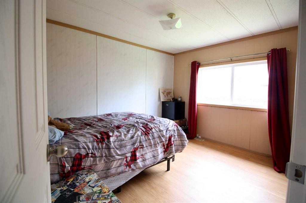 10306 101 Avenue, High Level, AB - Indoor Photo Showing Bedroom