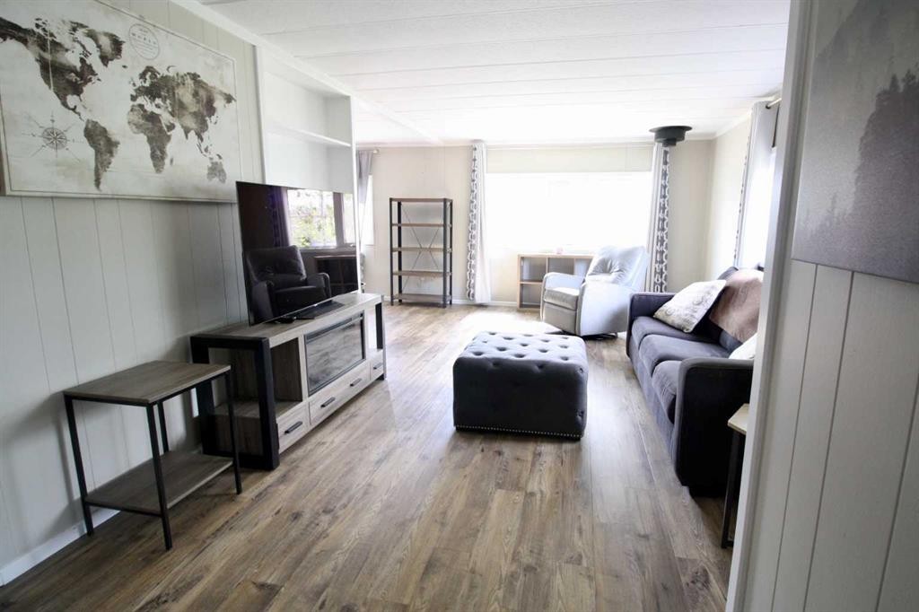 10306 101 Avenue, High Level, AB - Indoor Photo Showing Living Room