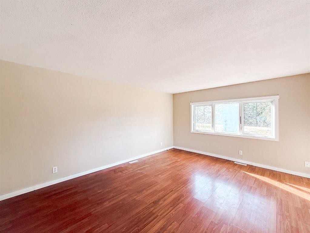30010B 765 Township, Peoria, AB - Indoor Photo Showing Other Room