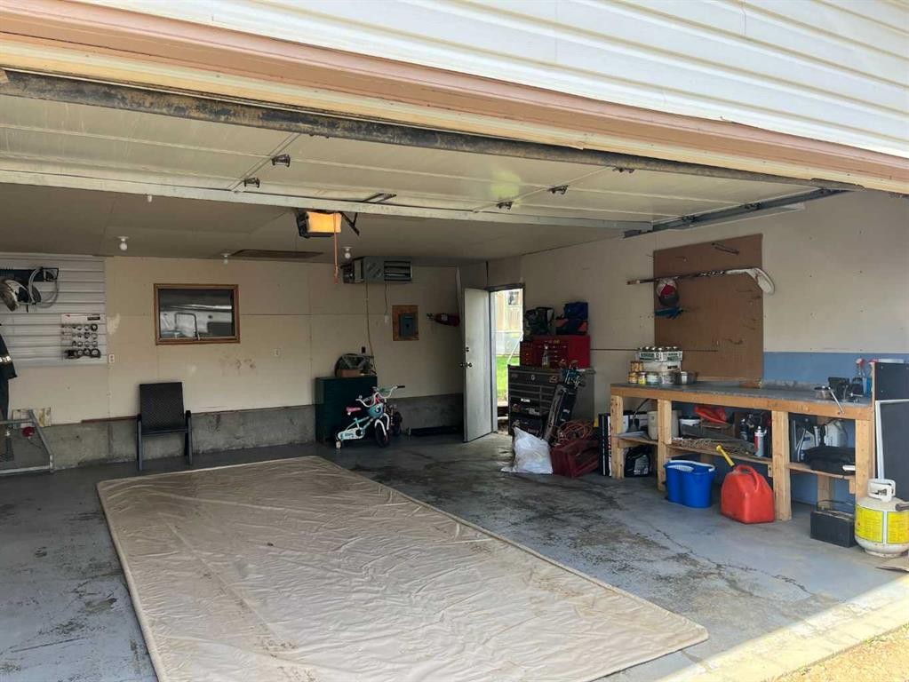 5311 50 Avenue, Grimshaw, AB - Indoor Photo Showing Garage
