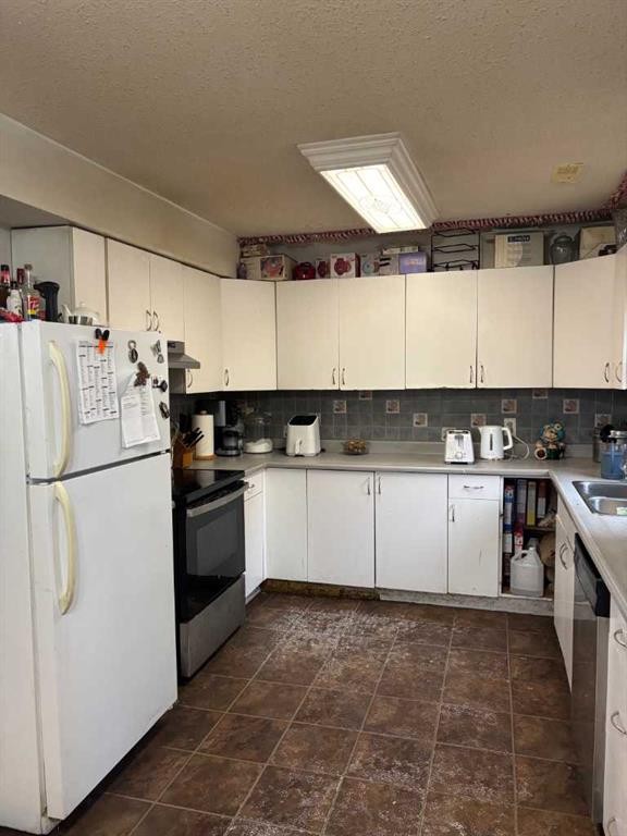 70009 Range Road 75, Grovedale, AB - Indoor Photo Showing Kitchen With Double Sink