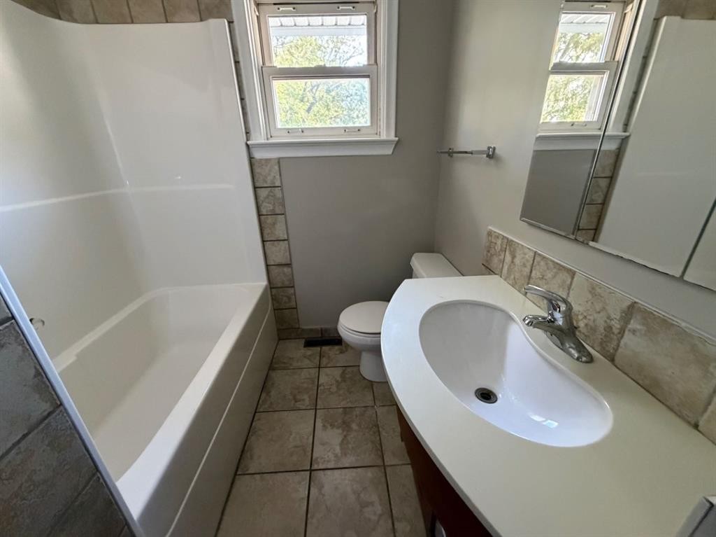 9657 Hillcrest Drive, Grande Prairie, AB - Indoor Photo Showing Bathroom