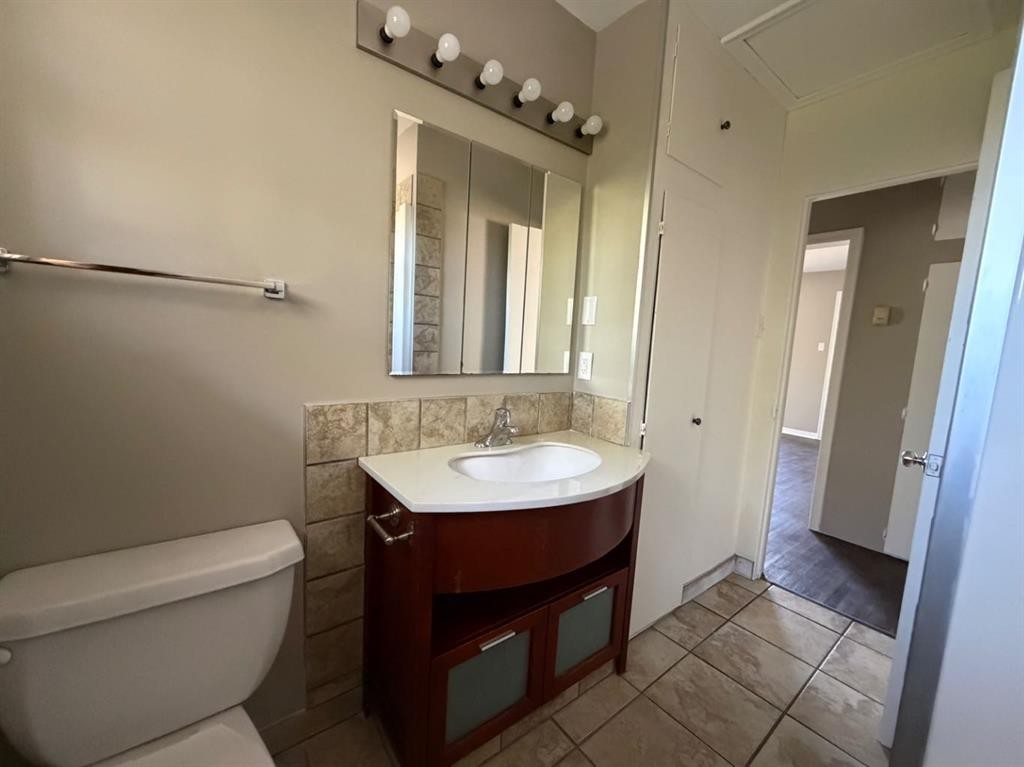 9657 Hillcrest Drive, Grande Prairie, AB - Indoor Photo Showing Bathroom