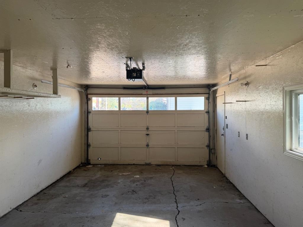 9657 Hillcrest Drive, Grande Prairie, AB - Indoor Photo Showing Garage