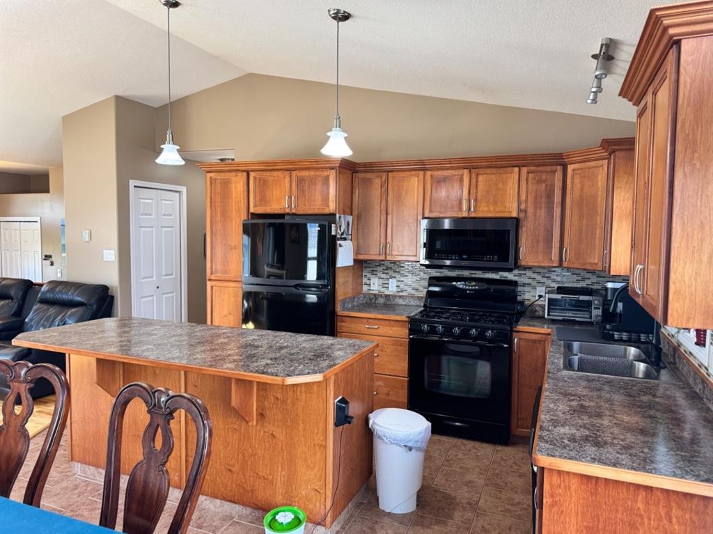 11345 110 Avenue Crescent, Fairview, AB - Indoor Photo Showing Kitchen With Double Sink