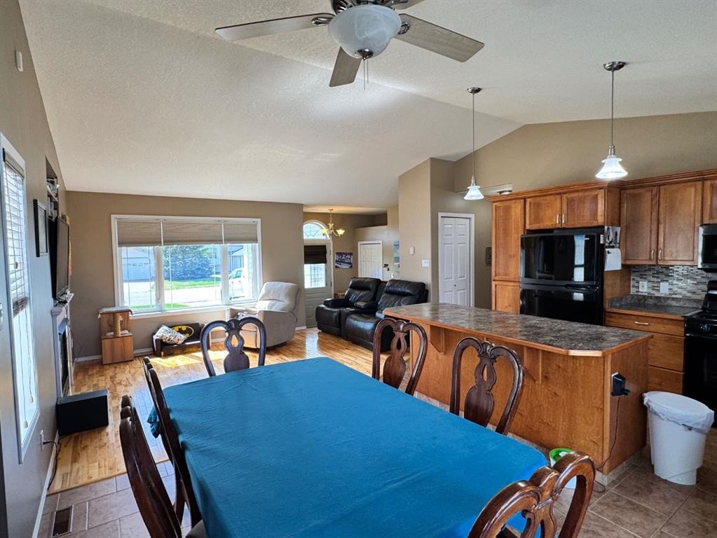 11345 110 Avenue Crescent, Fairview, AB - Indoor Photo Showing Dining Room