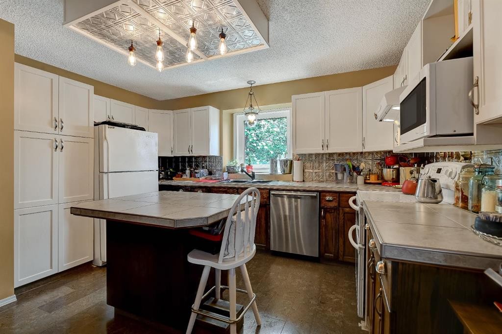 8002 103 Street, Grande Prairie, AB - Indoor Photo Showing Kitchen