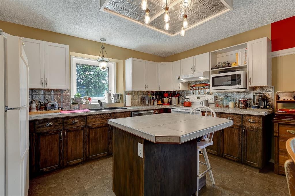 8002 103 Street, Grande Prairie, AB - Indoor Photo Showing Kitchen