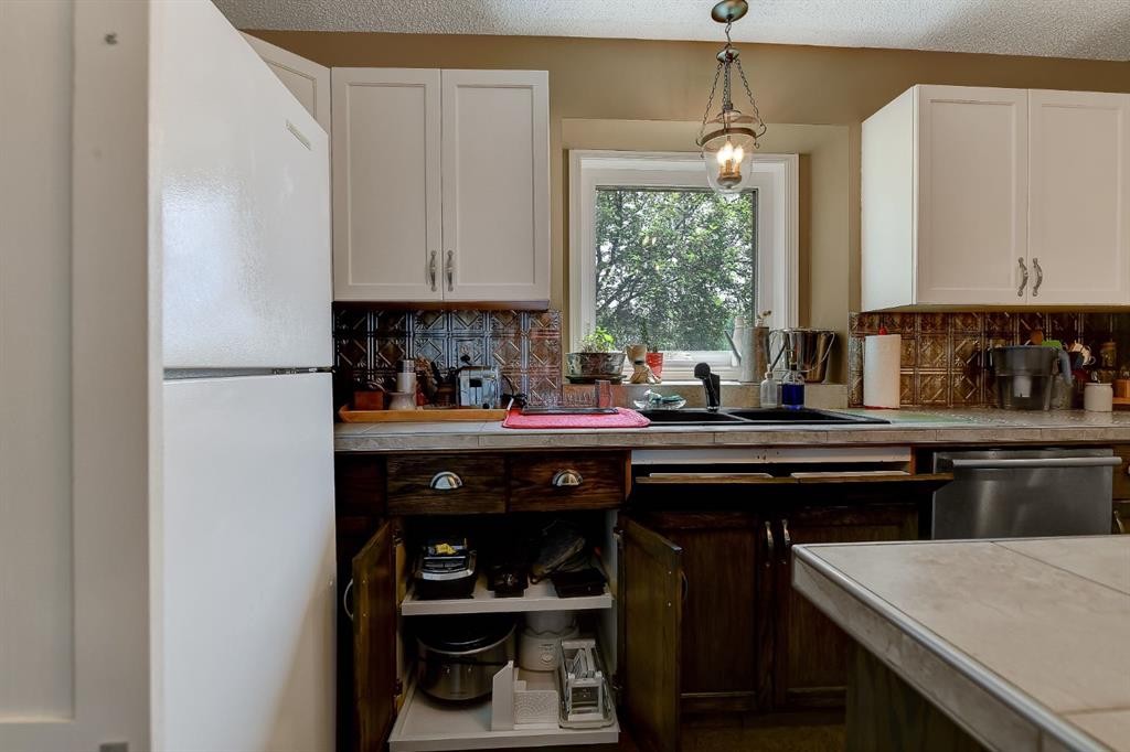 8002 103 Street, Grande Prairie, AB - Indoor Photo Showing Kitchen With Double Sink