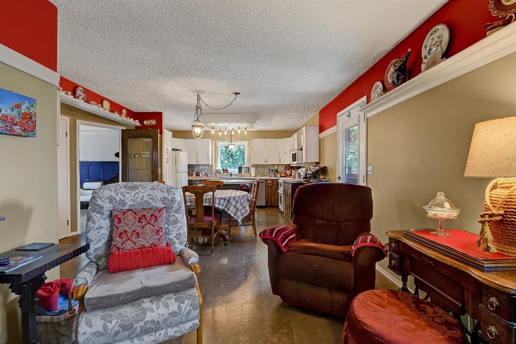 8002 103 Street, Grande Prairie, AB - Indoor Photo Showing Living Room