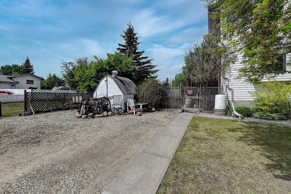 8002 103 Street, Grande Prairie, AB - Outdoor