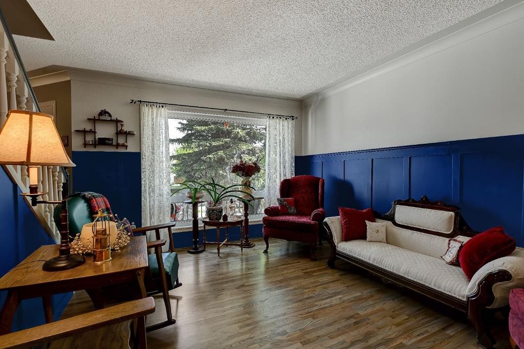 8002 103 Street, Grande Prairie, AB - Indoor Photo Showing Living Room