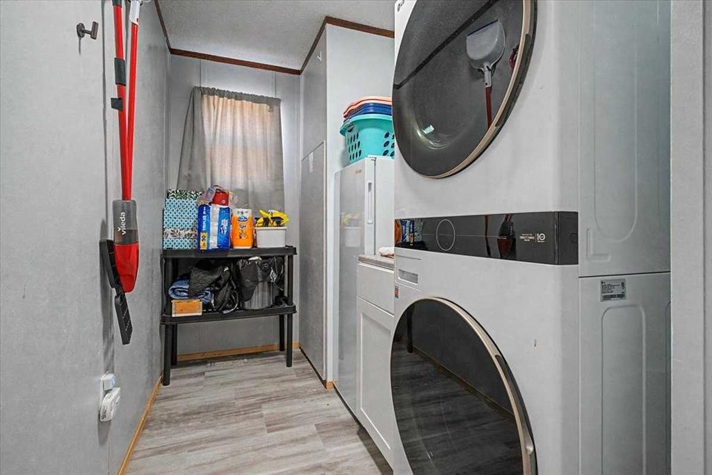 9530 112 Avenue, Clairmont, AB - Indoor Photo Showing Laundry Room