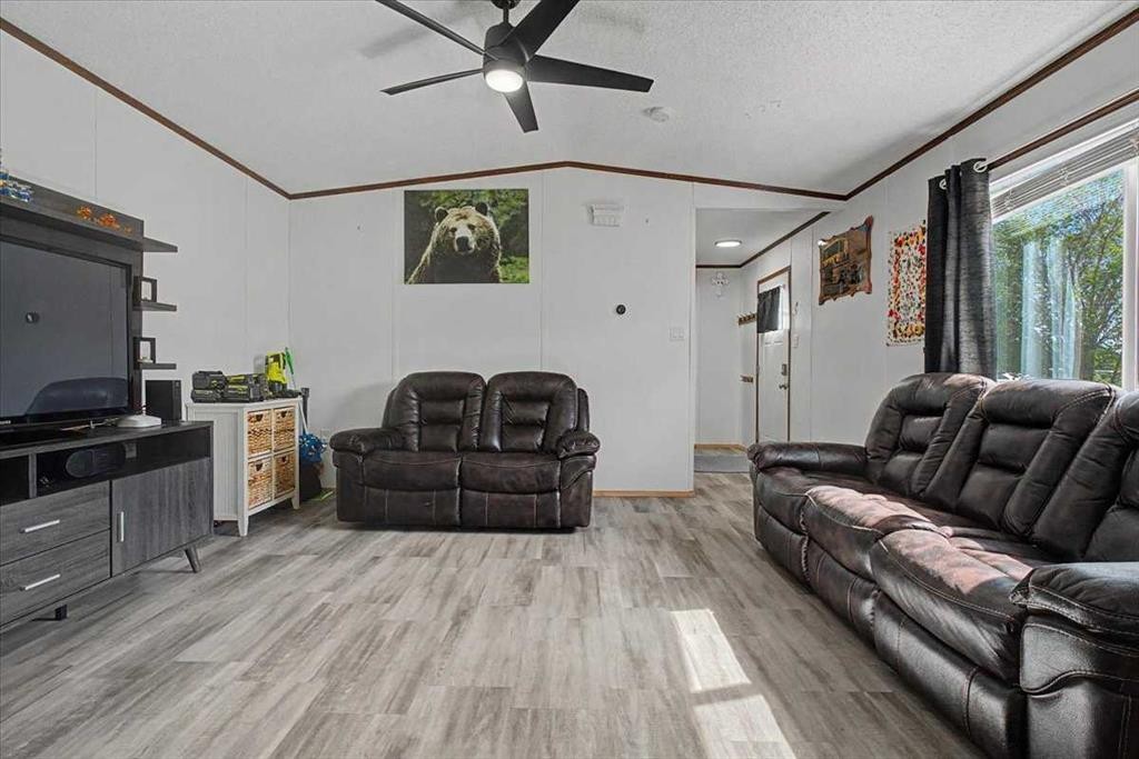 9530 112 Avenue, Clairmont, AB - Indoor Photo Showing Living Room