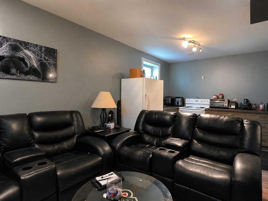 114 Moberly Road, Grande Cache, AB - Indoor Photo Showing Living Room