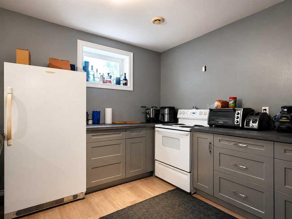 114 Moberly Road, Grande Cache, AB - Indoor Photo Showing Kitchen