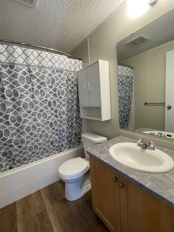 12 Dewberry Road, High Level, AB - Indoor Photo Showing Bathroom