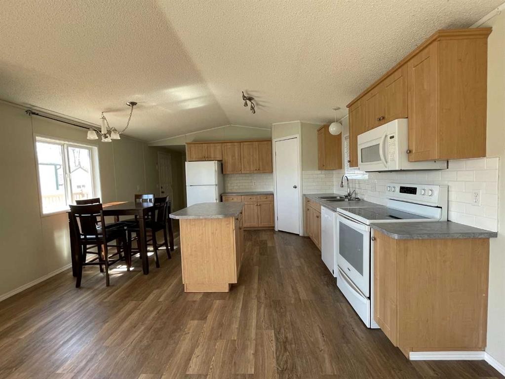 12 Dewberry Road, High Level, AB - Indoor Photo Showing Kitchen