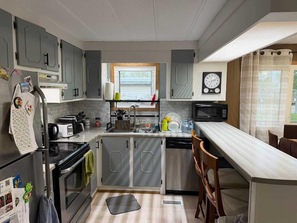 436 1 Street Sw, Falher, AB - Indoor Photo Showing Kitchen