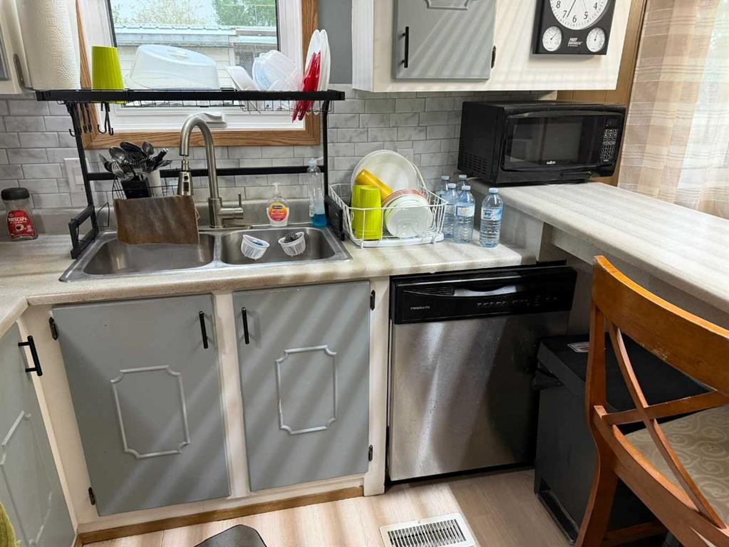 436 1 Street Sw, Falher, AB - Indoor Photo Showing Kitchen With Double Sink