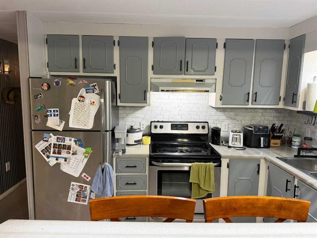 436 1 Street Sw, Falher, AB - Indoor Photo Showing Kitchen