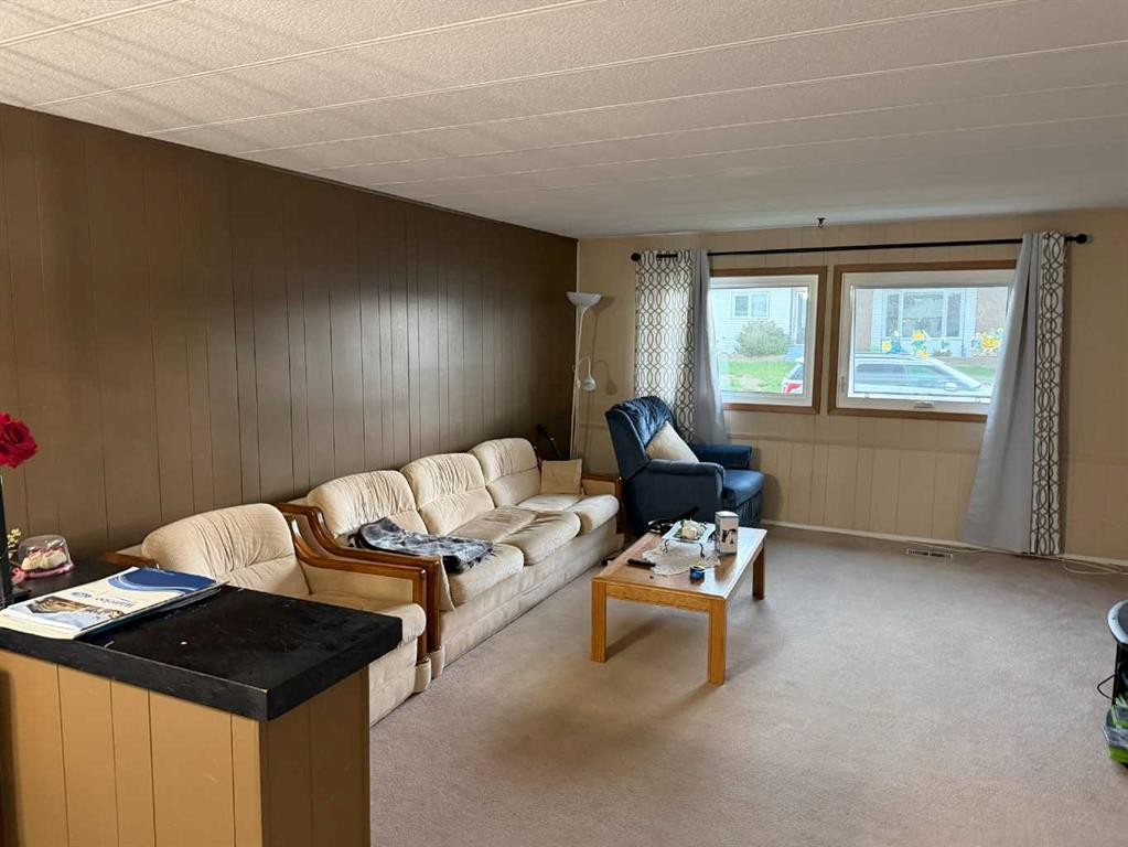 436 1 Street Sw, Falher, AB - Indoor