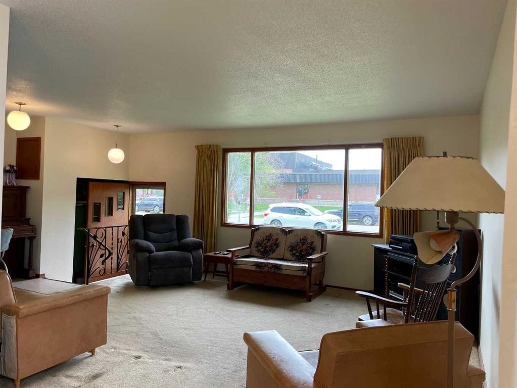 11209 103 Avenue, Fairview, AB - Indoor Photo Showing Living Room