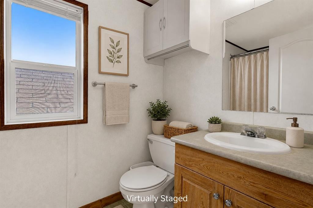 9709 110 Avenue, Clairmont, AB - Indoor Photo Showing Bathroom
