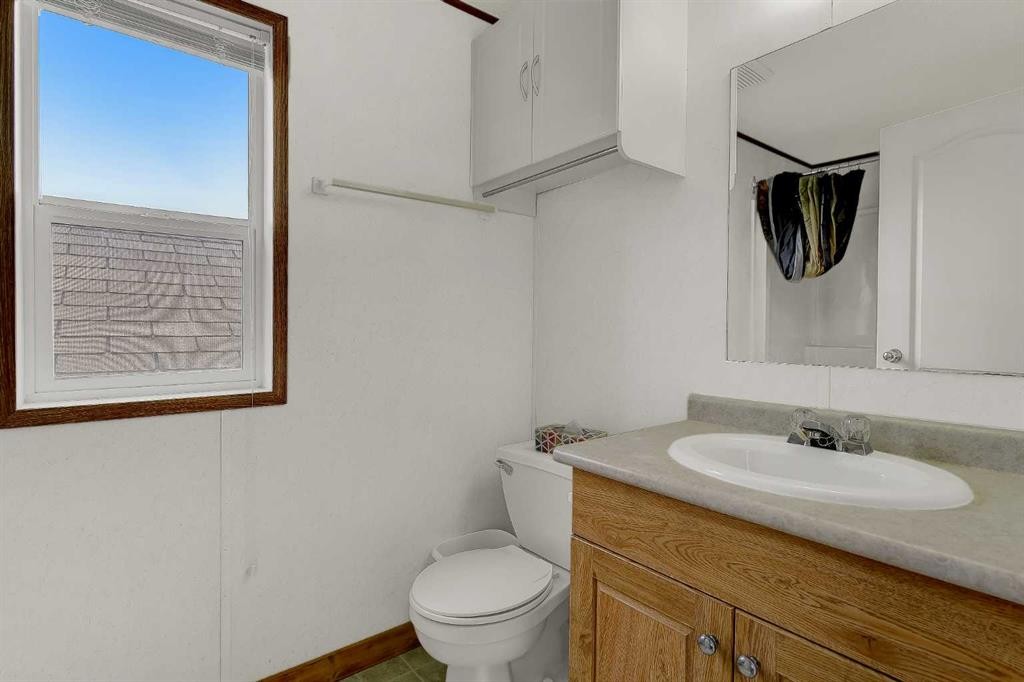 9709 110 Avenue, Clairmont, AB - Indoor Photo Showing Bathroom