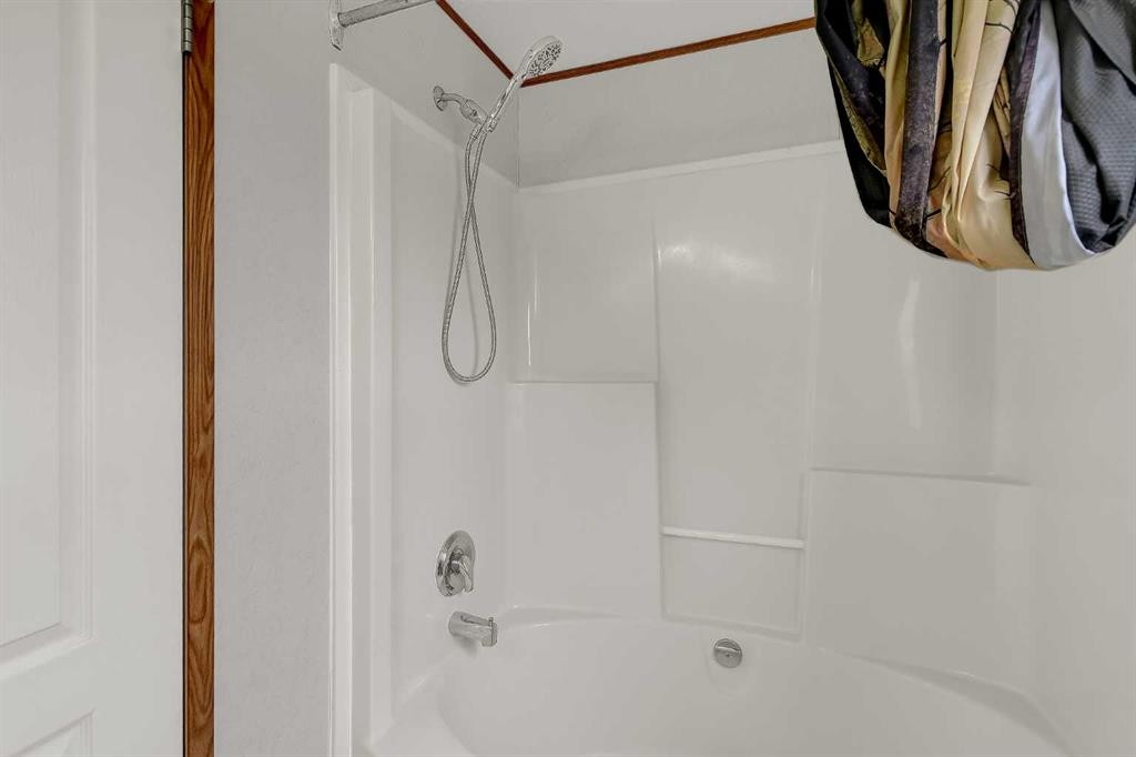 9709 110 Avenue, Clairmont, AB - Indoor Photo Showing Bathroom