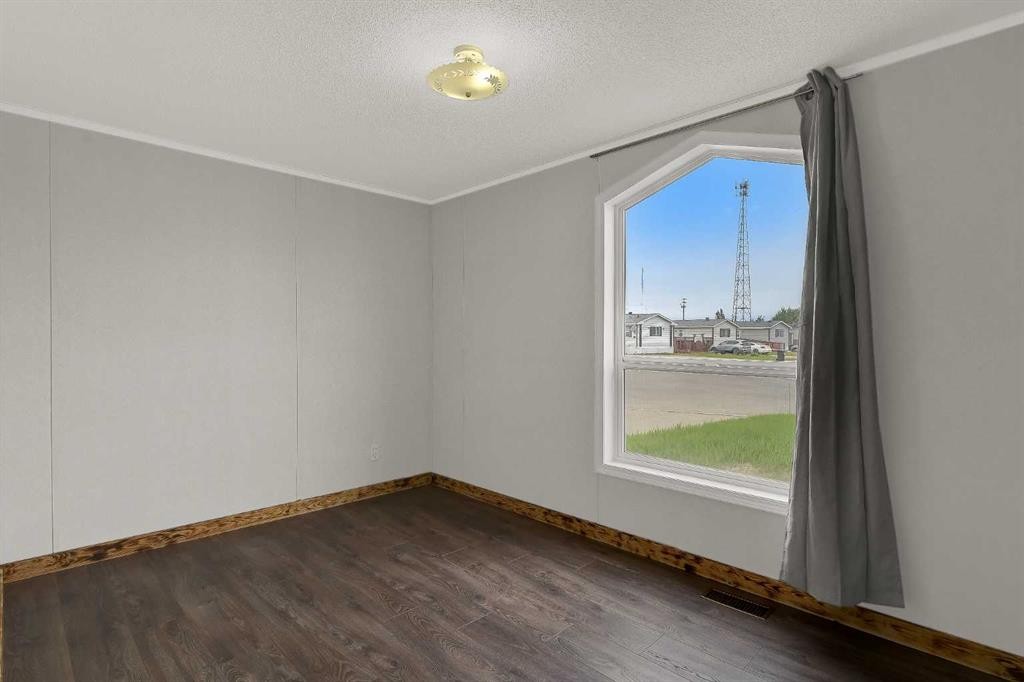 9709 110 Avenue, Clairmont, AB - Indoor Photo Showing Other Room