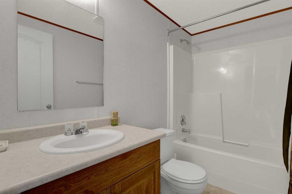 9709 110 Avenue, Clairmont, AB - Indoor Photo Showing Bathroom